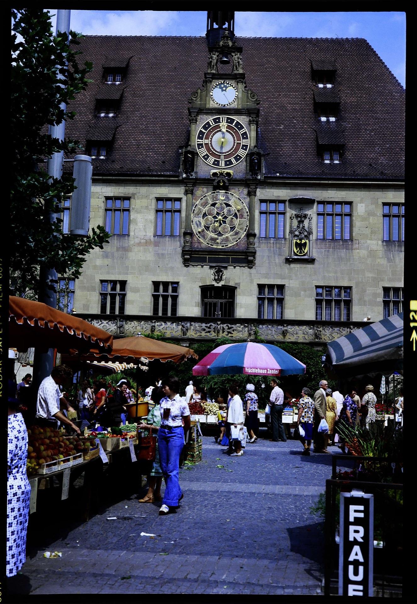 Wochenmarkt vor dem Heilbronner Rathaus im Jahr 1977