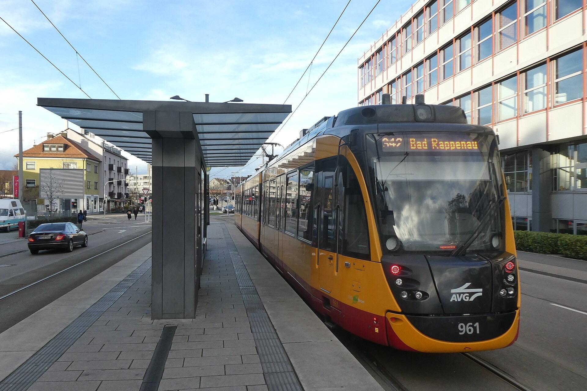 Stadtbahn S42 an der Haltestelle Technisches Schulzentrum in Heilbronn