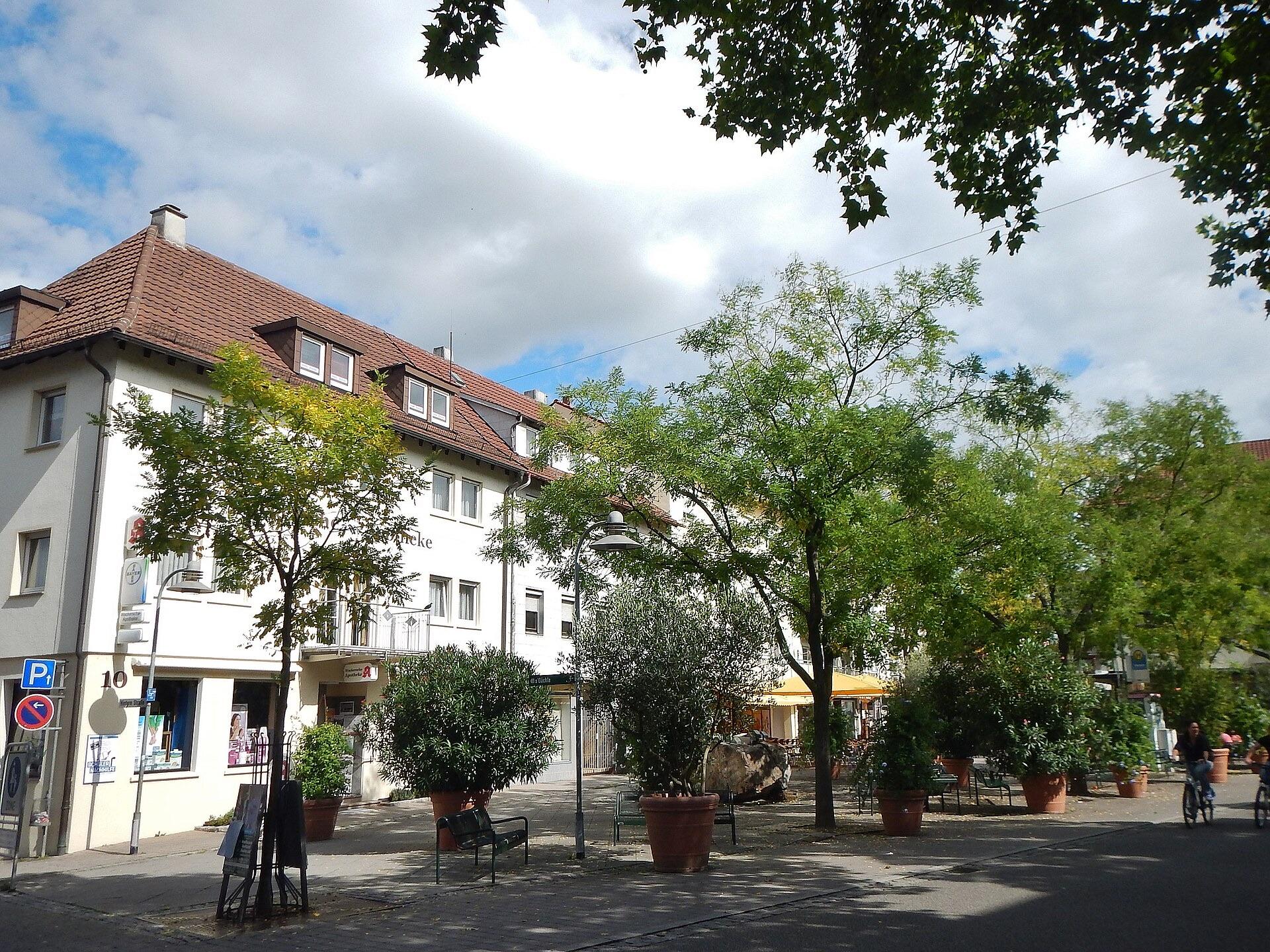 Wackersche Apotheke am Lauffener Postplatz, Standort des Wochenmarkts