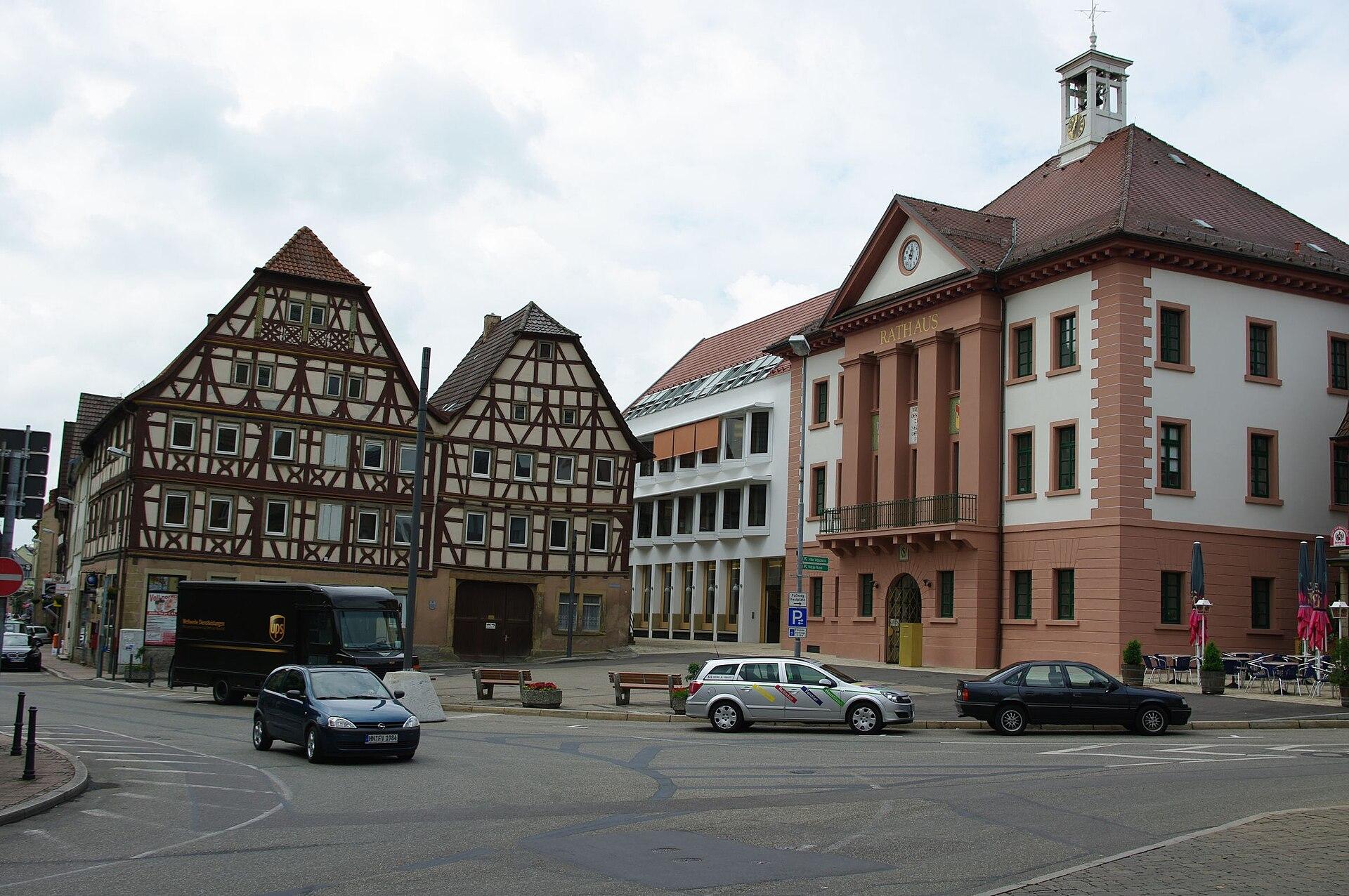 Eppinger Marktplatz mit Rathaus und historischen Gebäuden