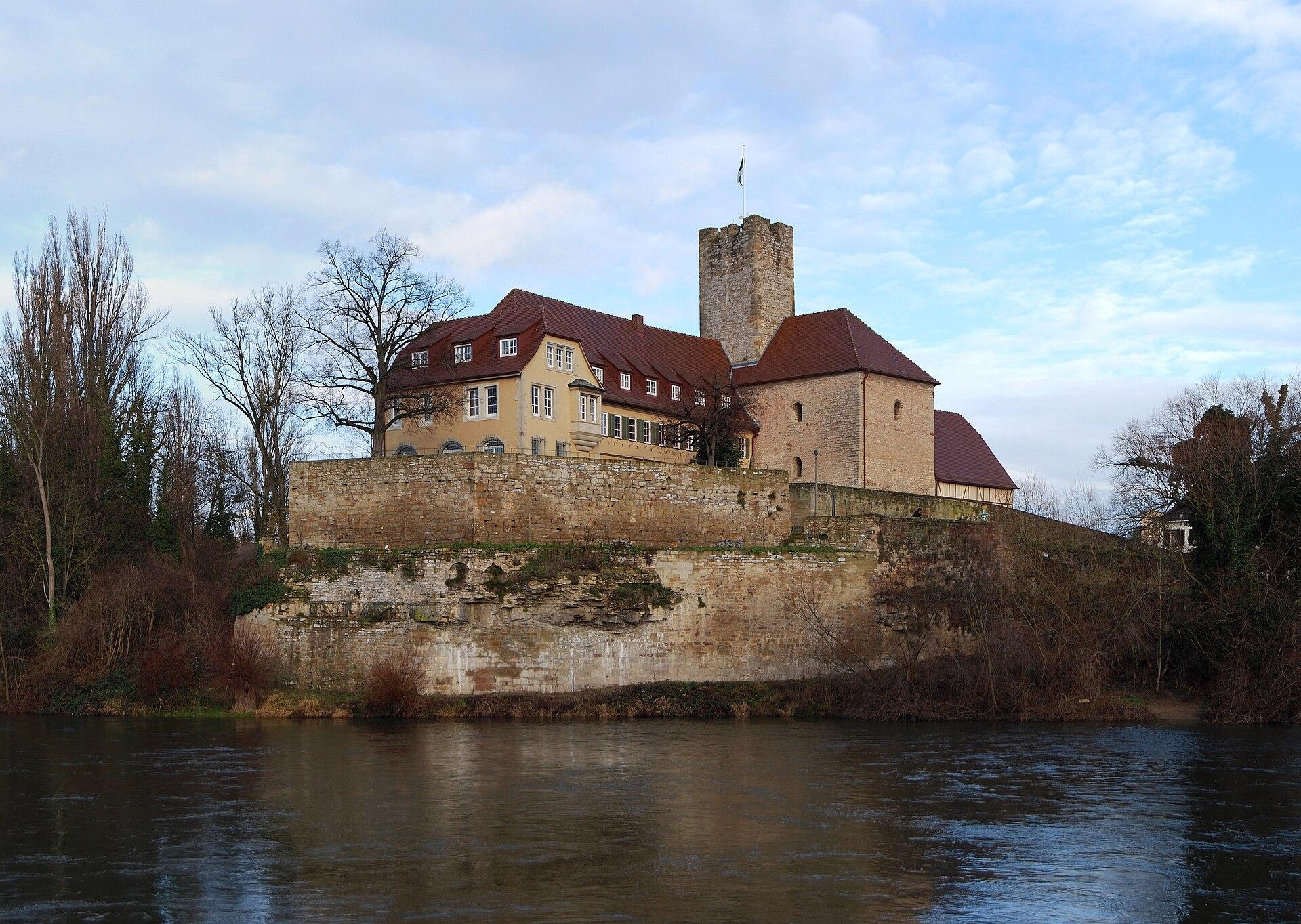 Grafenburg und heutiges Rathaus von Lauffen am Neckar