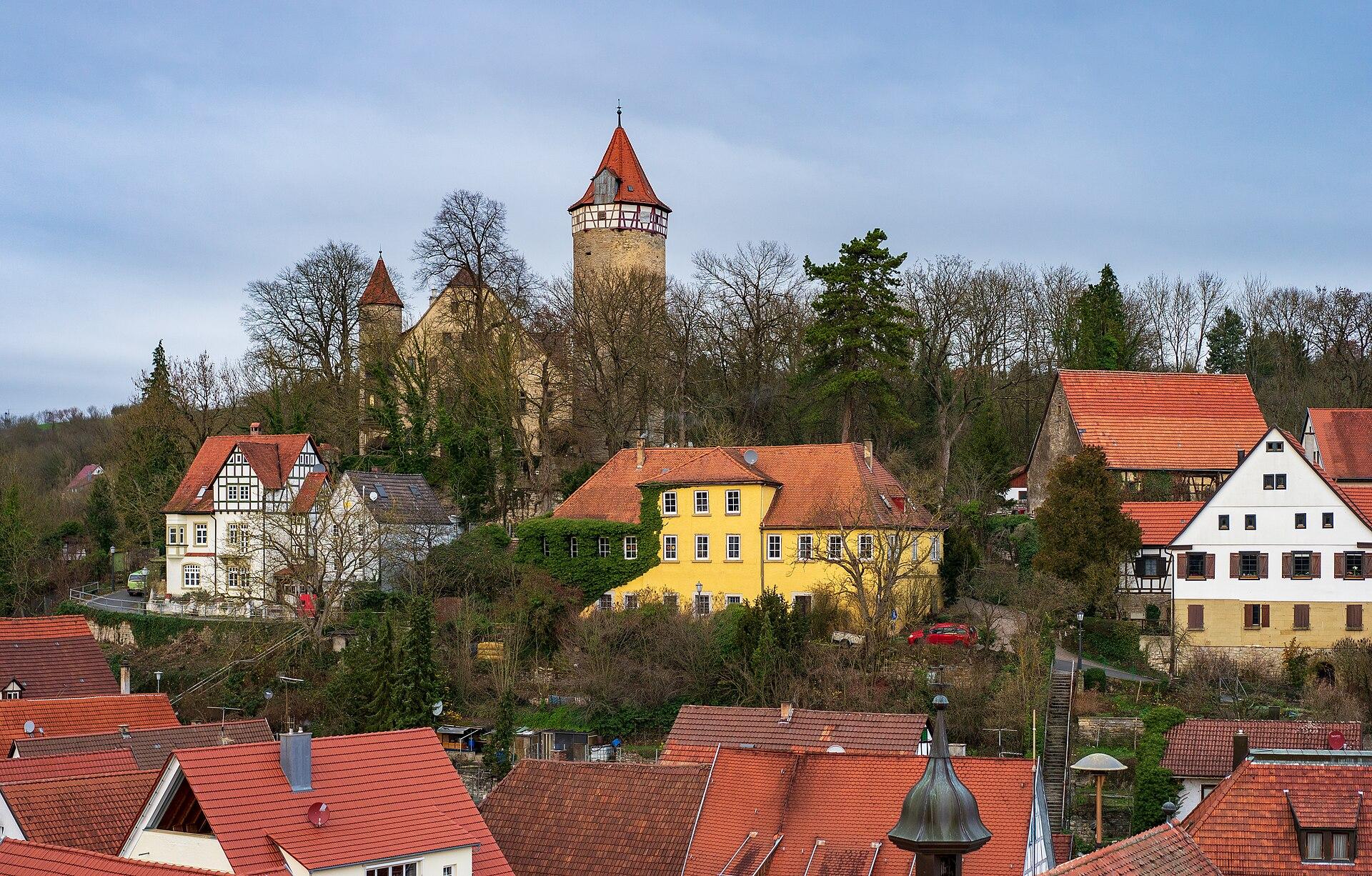 Fachwerkhäuser und Burgberg in der Möckmühler Altstadt