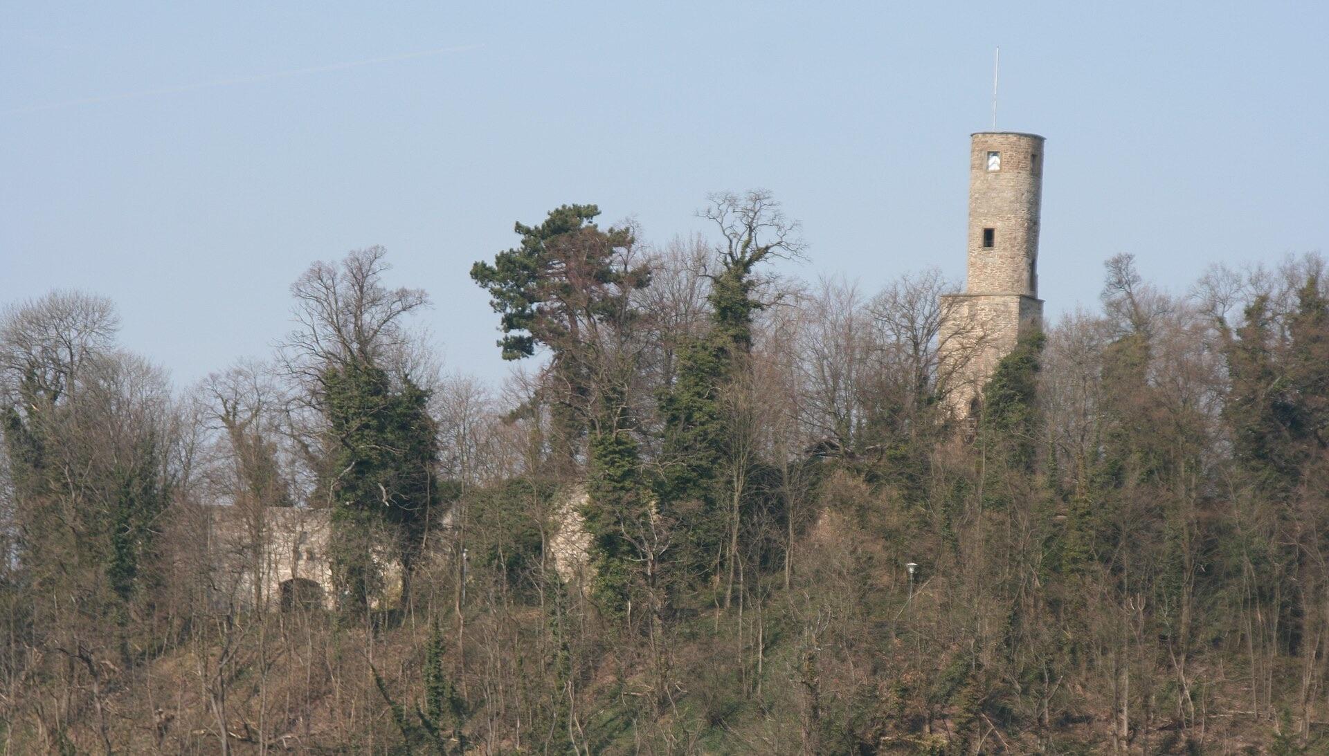 Bergfried und Mauerreste der Burg Löwenstein von Osten