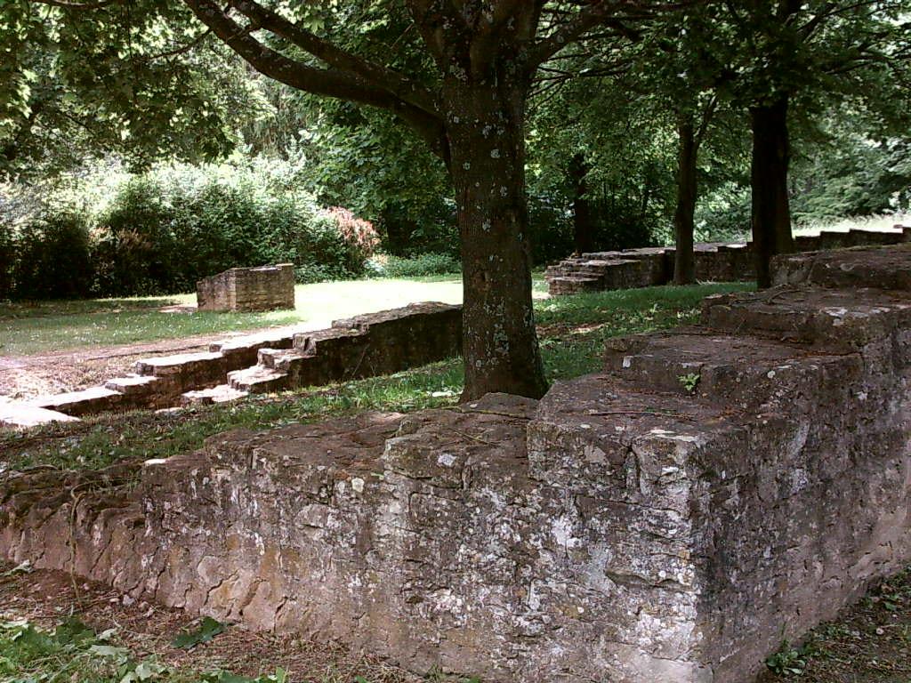 Mauerreste der Villa Rustica bei Bad Rappenau-Zimmerhof, von Osten gesehen