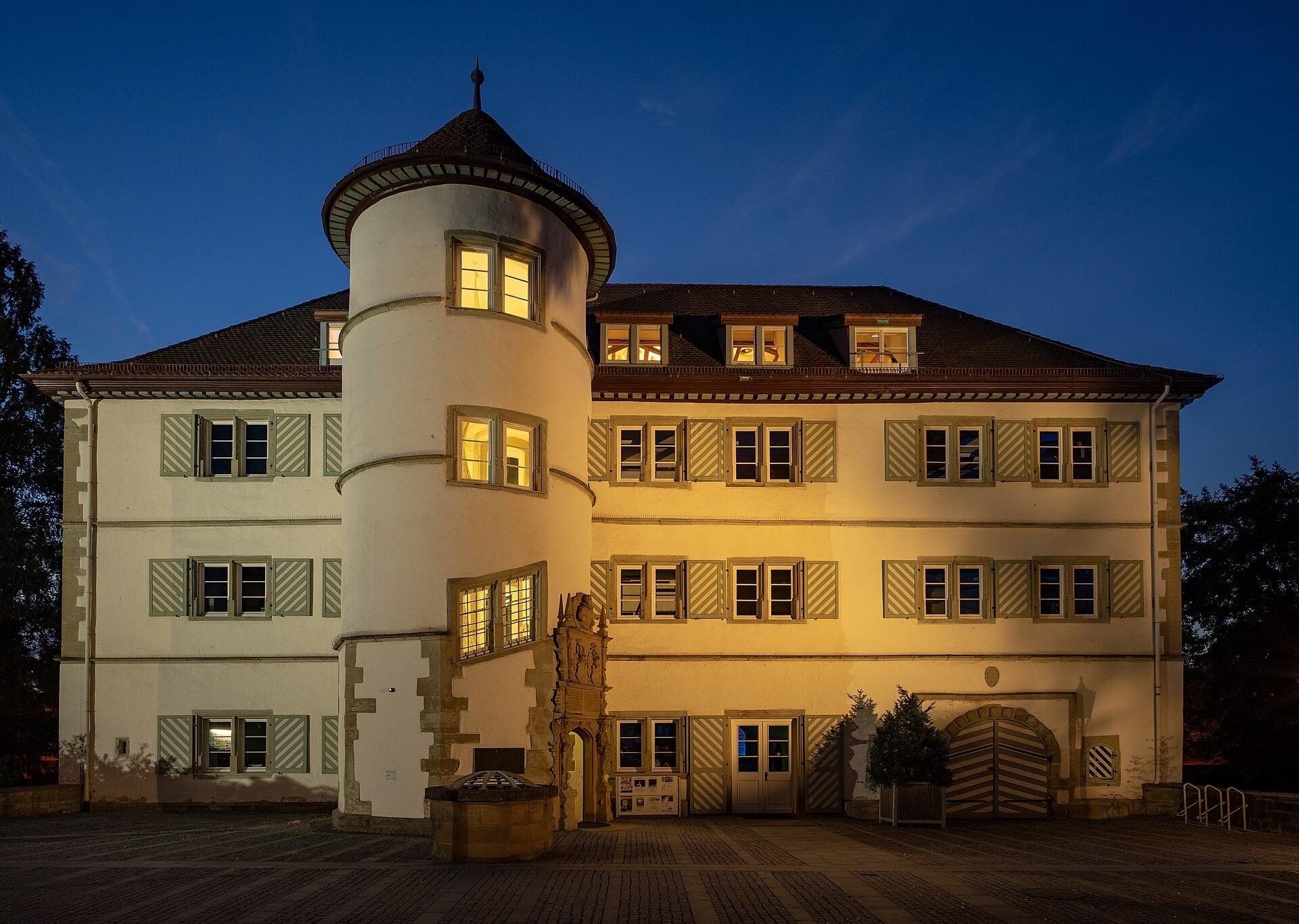 Südfassade des Wasserschlosses Bad Rappenau in der blauen Stunde